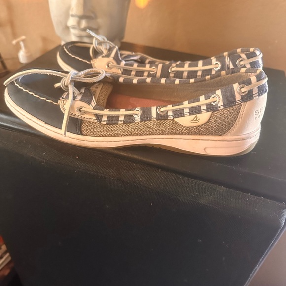 Sperry top sliders wore twice excellent condition. Smoke free home - Picture 4 of 4